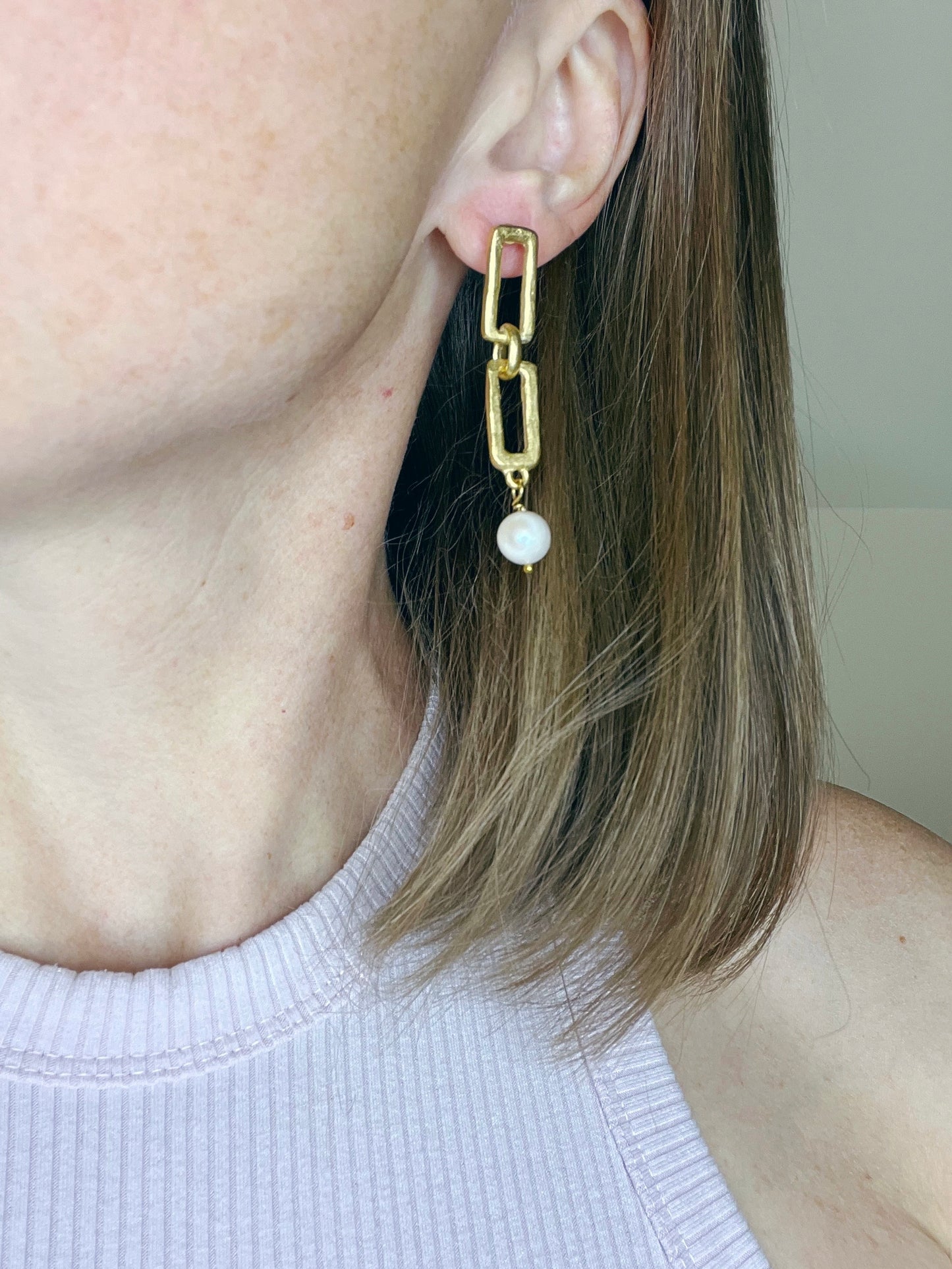 Gold Moderna Pearl Earring