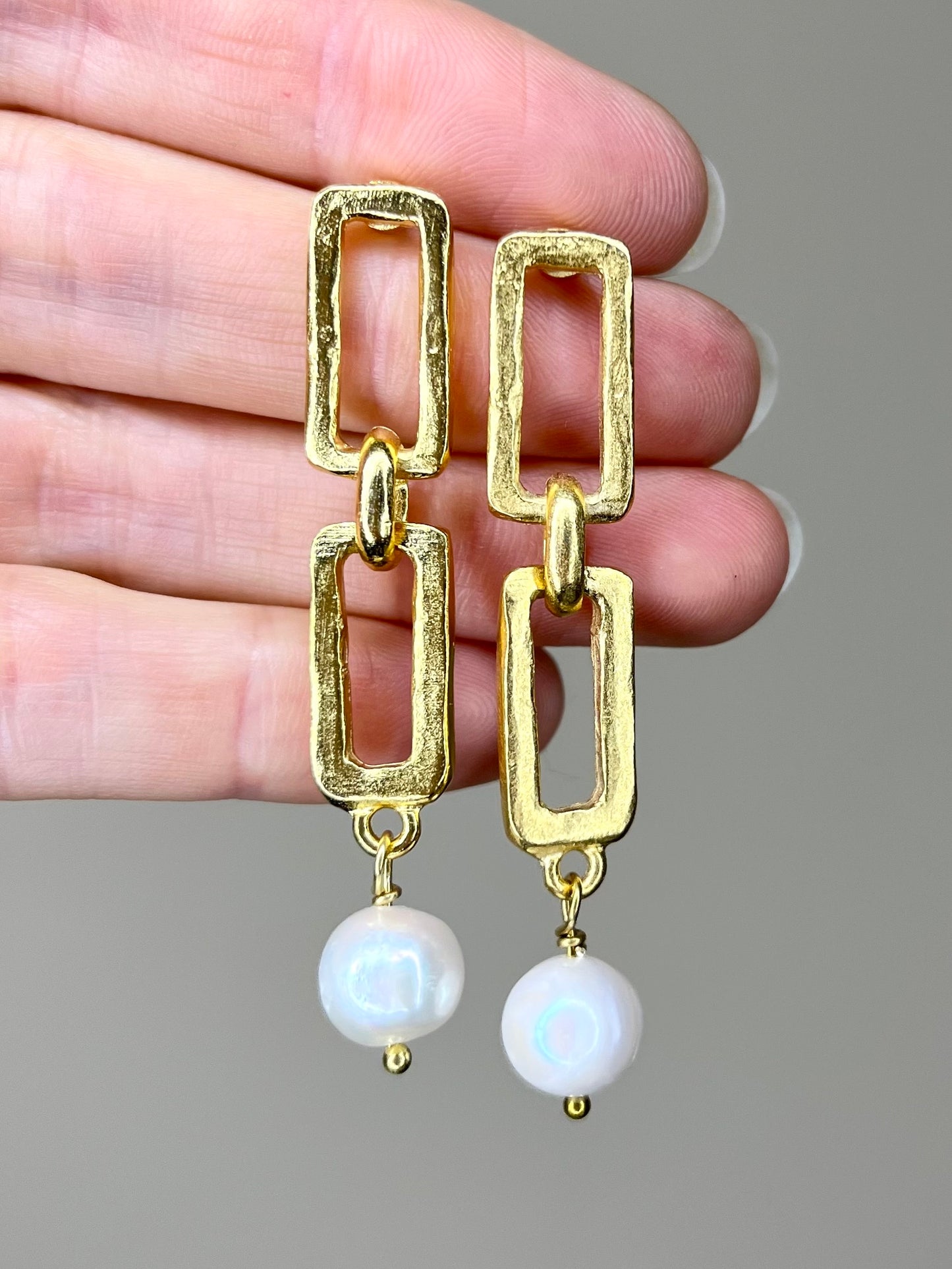 Gold Moderna Pearl Earring